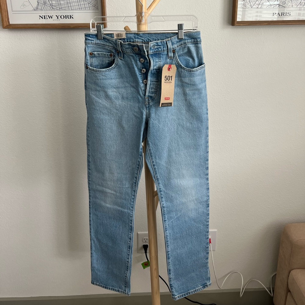 Never worn, still has tags Levi 501 jeans!